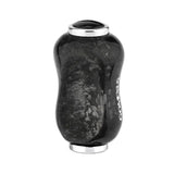 Der silberne Gomexus F22-Knauf aus geschmiedetem Carbon, der von ergonomischen Designs inspiriert ist, verfügt über runde Öffnungen an beiden Enden, die für Stil sorgen, und ein weißes COMFYS-Branding.