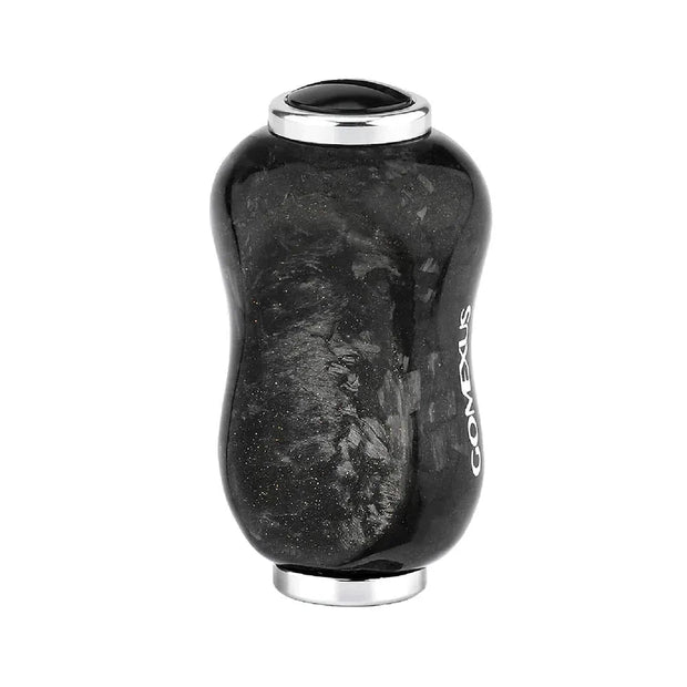 Der silberne Gomexus F22-Knauf aus geschmiedetem Carbon, der von ergonomischen Designs inspiriert ist, verfügt über runde Öffnungen an beiden Enden, die für Stil sorgen, und ein weißes COMFYS-Branding.