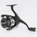 Eine schwarz-silberne Spinnangelrolle mit Kurbel, Spule und Bügelarm ist mit dem ergonomischen Gomexus Carbon Forged F22-Knauf von Gomexus für ermüdungsfreies Angeln ausgestattet, dargestellt vor einem schlichten weißen Hintergrund.