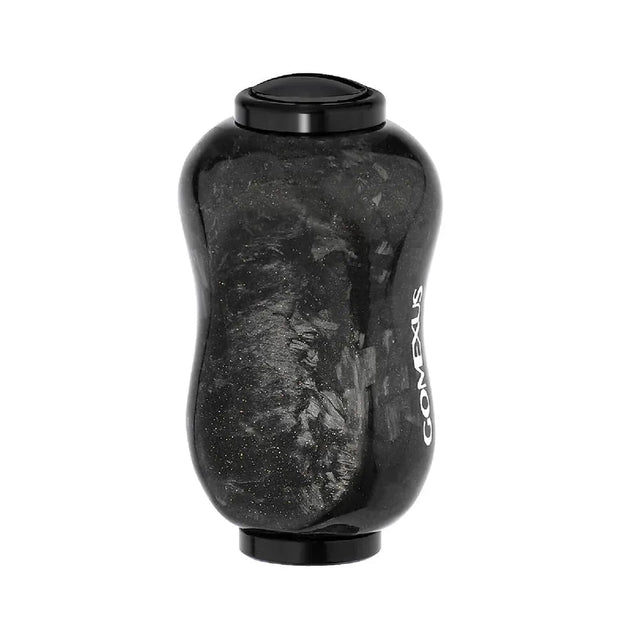 Der Gomexus Carbon Forged F22 Knob ist ein schwarzer, ergonomisch geformter Rollengriff mit glänzend marmoriertem Finish und weißem Gomexus Branding, konzipiert für ermüdungsfreies Angeln.