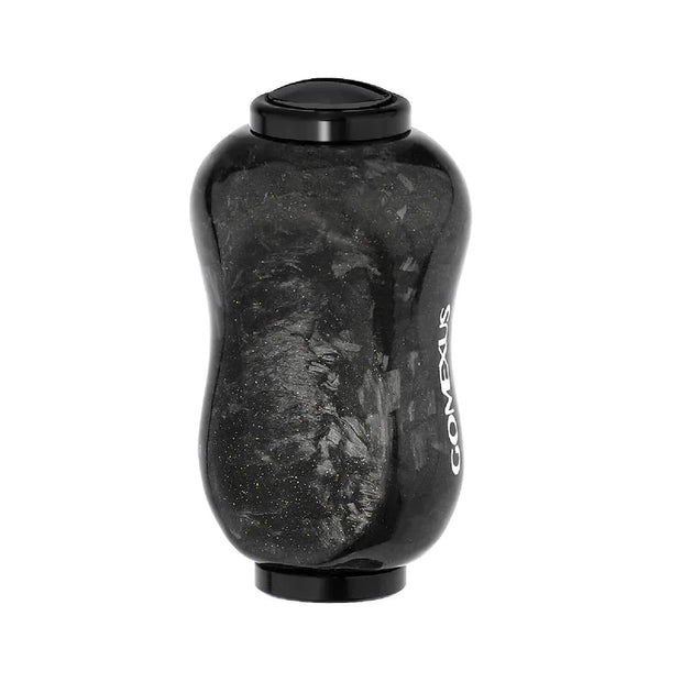 Der Gomexus Carbon Forged F22 Knob ist ein schwarzer, ergonomisch geformter Rollengriff mit glänzend marmoriertem Finish und weißem Gomexus Branding, konzipiert für ermüdungsfreies Angeln.