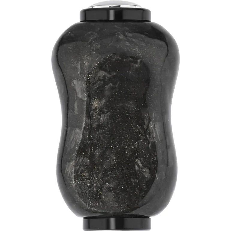 Der Gomexus Carbon Forged F22 Knob ist ein schwarzer, ergonomisch geformter Griff mit einer glänzenden, marmorierten Textur, einem subtilen Sanduhrdesign und eleganten Metallakzenten an beiden Enden - hergestellt von Gomexus.