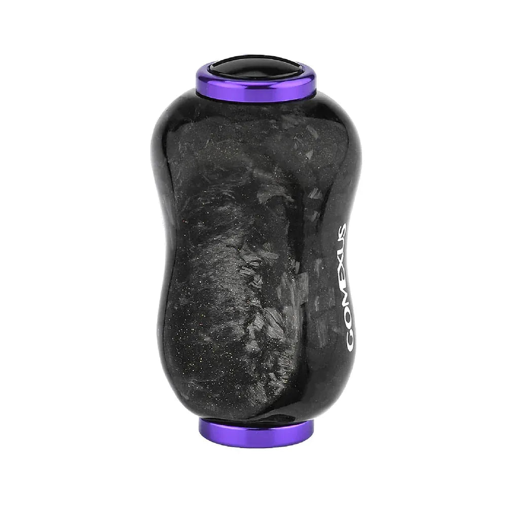 Der Gomexus Carbon Forged F22 Knob ist ein lila Angelrollengriff mit einem ergonomischen, marmorierten Karbon-Design, lila Metall-Akzenten und dem Gomexus-Logo - gebaut für ermüdungsfreies Angeln.