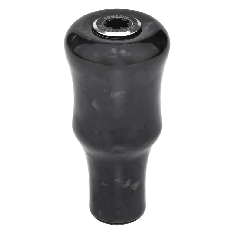Der Gomexus Carbon Forged F24 Knob von Gomexus ist ein schwarzer, zylindrischer Schaltknauf mit ergonomischem Design und einem metallischen runden Oberteildetail aus geschmiedetem Carbon, abgebildet vor einem weißen Hintergrund.