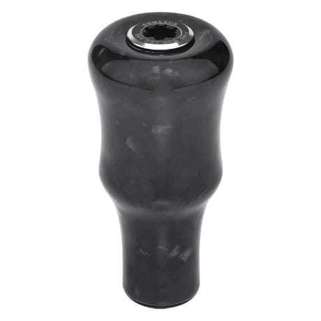 Der Gomexus Carbon Forged F24 Knob von Gomexus ist ein schwarzer, zylindrischer Schaltknauf mit ergonomischem Design und einem metallischen runden Oberteildetail aus geschmiedetem Carbon, abgebildet vor einem weißen Hintergrund.