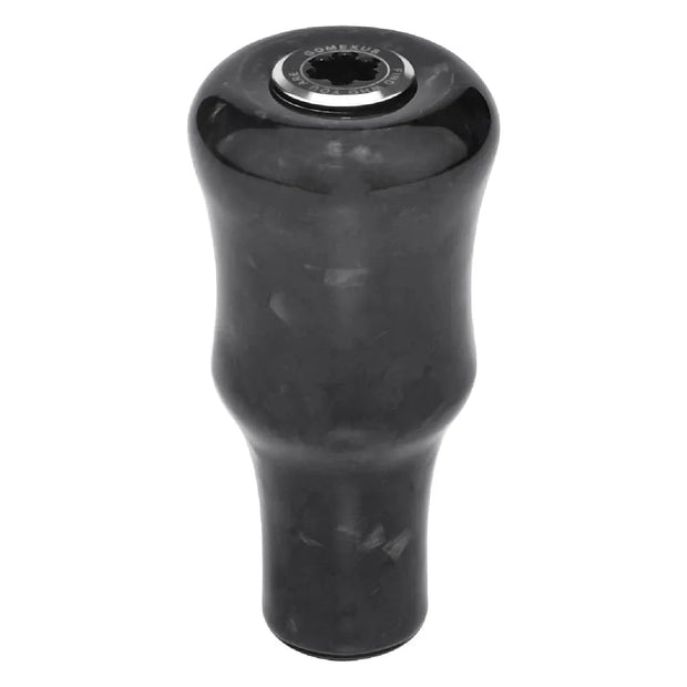 Der Gomexus Carbon Forged F24 Knob von Gomexus ist ein schwarzer, zylindrischer Schaltknauf mit ergonomischem Design und einem metallischen runden Oberteildetail aus geschmiedetem Carbon, abgebildet vor einem weißen Hintergrund.