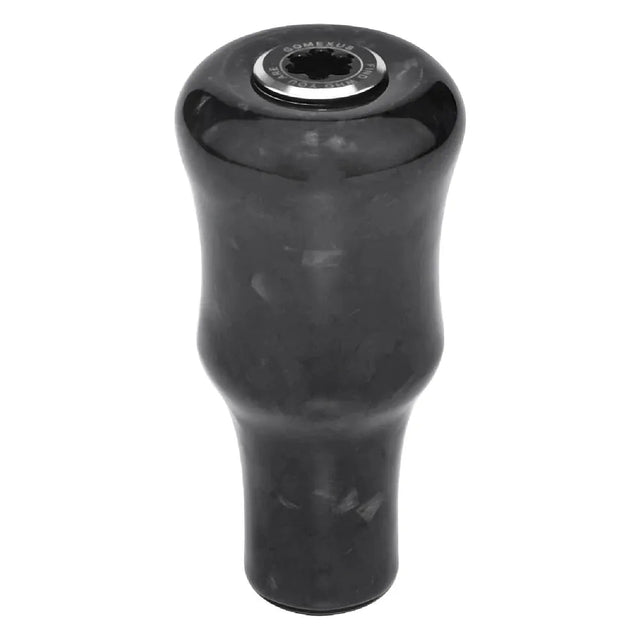 Der Gomexus Carbon Forged F24 Knob von Gomexus ist ein schwarzer, zylindrischer Schaltknauf mit ergonomischem Design und einem metallischen runden Oberteildetail aus geschmiedetem Carbon, abgebildet vor einem weißen Hintergrund.