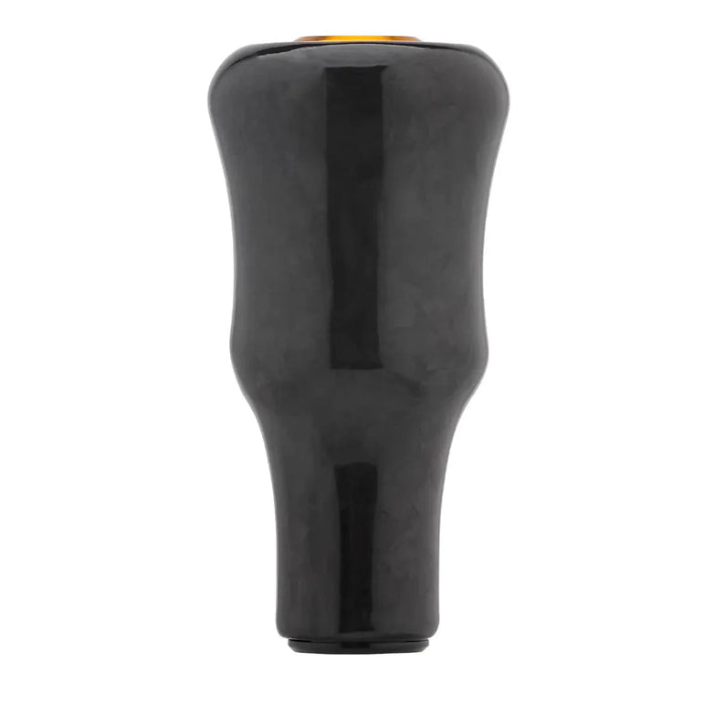 Der Gomexus Carbon Forged F24 Knob von Gomexus, ein schwarzer, glänzender, zylindrischer Knauf mit ergonomischem Design und einer breiteren, abgerundeten Oberseite, gefertigt aus geschmiedetem Carbon, steht aufrecht vor einem schlichten weißen Hintergrund.