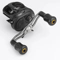 Eine schwarze Baitcasting-Rolle mit zwei großen Griffen, ausgestattet mit dem Gomexus Carbon Forged F24 Knob und silbernen Akzenten, verfügt über eine 7,3-Übersetzungsmarkierung und ein ergonomisches Design von Gomexus, alles vor einem schlichten weißen Hintergrund.