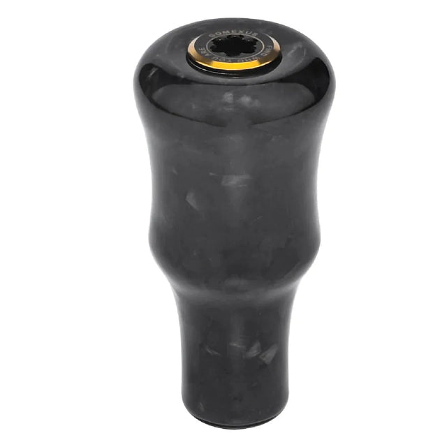 Der Gomexus Carbon Forged F24 Knob von Gomexus ist ein glänzend schwarzer zylindrischer Schaltknauf mit leicht konischem Mittelteil, ergonomischem Design und einem kreisförmigen metallischen Akzent oben in der Mitte.