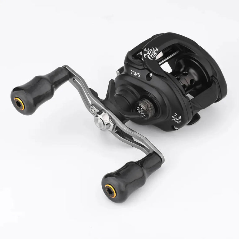 Eine schwarze Baitcasting-Angelrolle mit zwei Gomexus Carbon Forged F24-Knöpfen, sichtbarer Spule, Einstellknöpfen und aufgedruckten Markierungen befindet sich auf einem weißen Hintergrund.