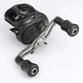 Eine schwarze Gomexus Carbon Forged F24 Knob Baitcastingrolle mit Doppelgriff, ergonomischem Design und der Kennzeichnung TWS und 7.3 ist vor einem schlichten weißen Hintergrund abgebildet.
