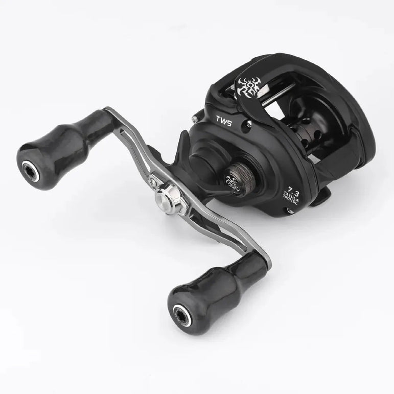 Eine schwarze Baitcasting-Rolle von Gomexus verfügt über zwei Griffe mit Gomexus Carbon Forged F24-Knöpfen, eine silberne Kurbel, ergonomisches Design, TWS-Label und seitlich markierte Getriebespezifikationen; angezeigt vor einem schlichten weißen Hintergrund.