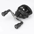 Eine schwarze Baitcasting-Rolle von Gomexus verfügt über zwei Griffe mit Gomexus Carbon Forged F24-Knöpfen, eine silberne Kurbel, ergonomisches Design, TWS-Label und seitlich markierte Getriebespezifikationen; angezeigt vor einem schlichten weißen Hintergrund.