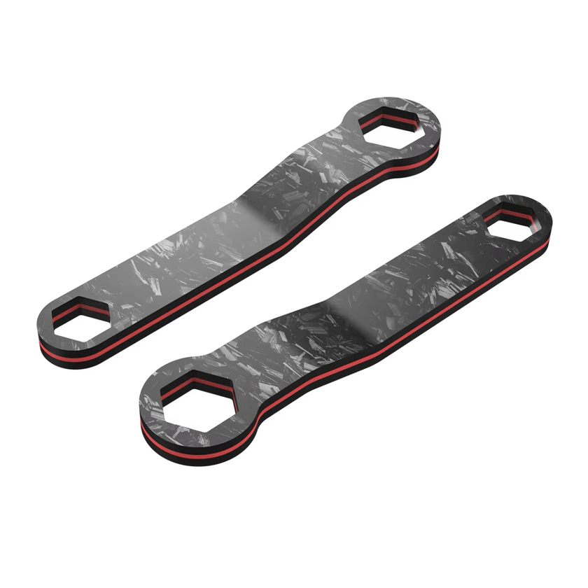 Zwei flache Gomexus Carbon Trust Wrenches | Lock Nut Schlüssel mit Sechskantenden sind auf weißem Hintergrund abgebildet. Die Schlüssel zeichnen sich durch ein mehrschichtiges Design in Schwarz, Grau und Rot aus und betonen ihre hochwertige geschmiedete Carbonkonstruktion.