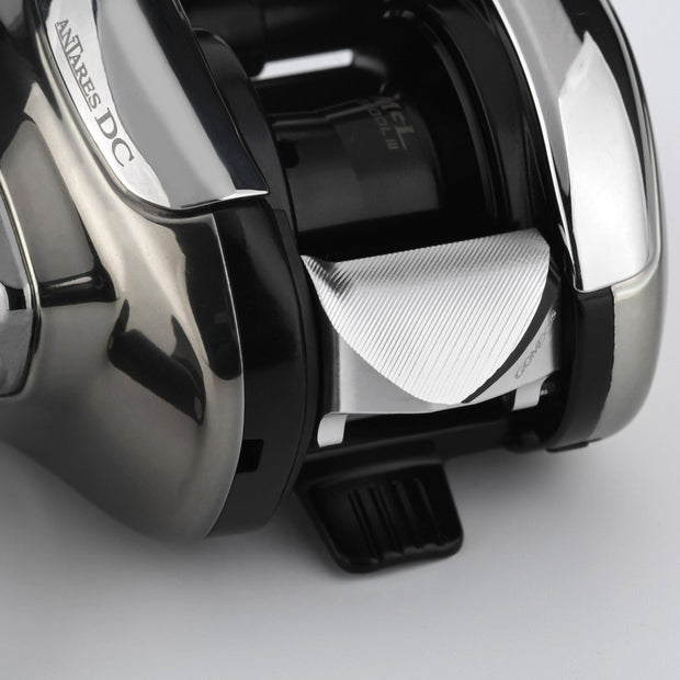 Nahaufnahme einer Gomexus-Kupplung für 21 Antares DC- und 22 EXsence DC-Rollen. Detaillierte Komponenten wie die Spule, das CNC-gefräste Aluminium-Einstellrad und die Kupplung auf einer weißen Oberfläche sind zu sehen. Marke: Gomexus.