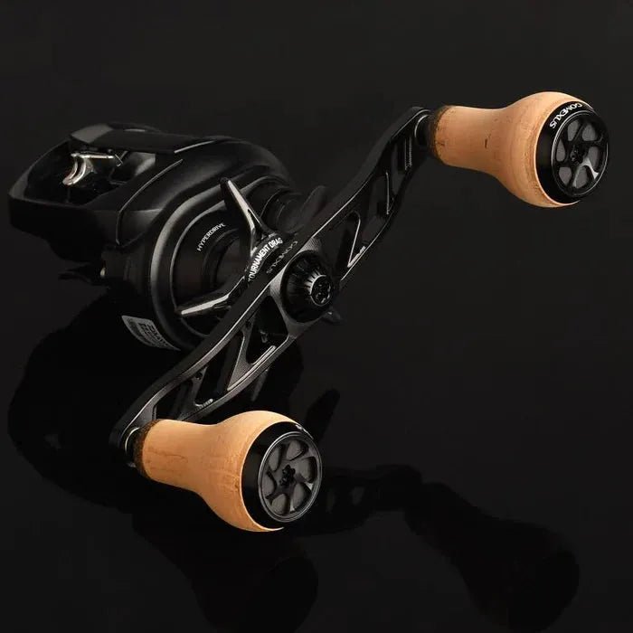 Ein Gomexus Crank 100-mm-Griff mit 27-mm-Korkknöpfen (8x5 mm) ist vor einem schwarzen Hintergrund abgebildet und zeichnet sich durch ein modernes Metalldesign, zwei leichte Korkgriffe und komplizierte Rahmendetails aus.