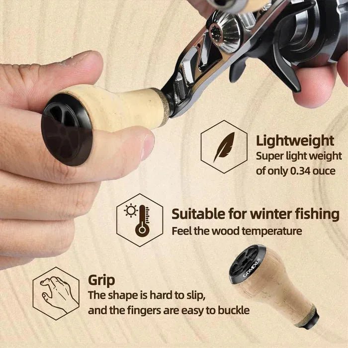 Eine Nahaufnahme einer Hand, die den Gomexus Crank 100mm Handle mit 27mm Kork Knobs (8x5mm) von Gomexus hält. Das leichte 0,34-oz-Design, das wintertaugliche Holzmaterial und die ergonomische Form der Kurbelgriffe sorgen für einen sicheren Halt.