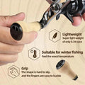 Eine Nahaufnahme einer Hand, die den Gomexus Crank 100mm Handle mit 27mm Kork Knobs (8x5mm) von Gomexus hält. Das leichte 0,34-oz-Design, das wintertaugliche Holzmaterial und die ergonomische Form der Kurbelgriffe sorgen für einen sicheren Halt.