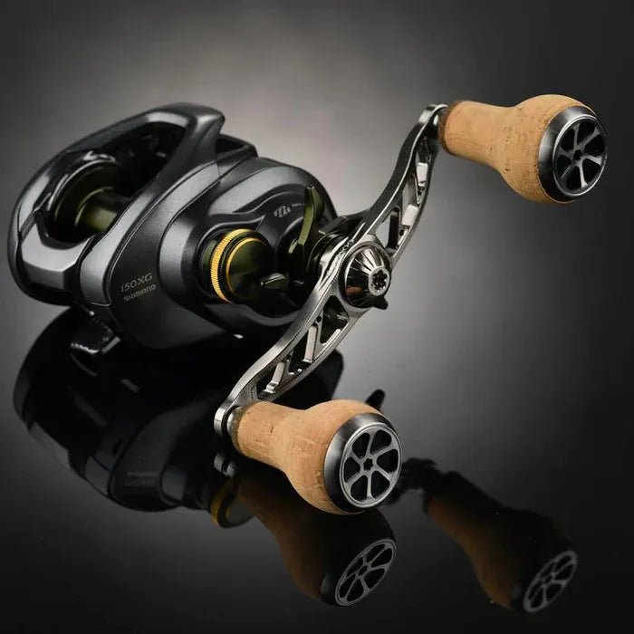 Eine Nahaufnahme des Gomexus Crank 100mm Handgriffs mit 27 mm Korkknöpfen (8x5mm) von Gomexus, mit einem schwarz-metallischen Design mit gelben Akzenten, fotografiert auf einer glänzenden schwarzen Oberfläche mit sichtbarer Reflexion.