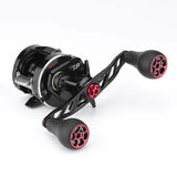 Der Gomexus Crank 120-mm-Griff mit 30-mm-TPE-Knöpfen (7 x 4 mm) ist ein schwarz-rotes Baitcasting-Rollenzubehör von Gomexus mit zwei ergonomischen TPE-Knöpfen und wird auf einem Spulengehäuse vor weißem Hintergrund abgebildet.