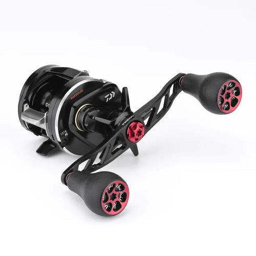 Der Gomexus Crank 120-mm-Griff mit 30-mm-TPE-Knöpfen (7 x 4 mm) ist ein schwarz-rotes Baitcasting-Rollenzubehör von Gomexus mit zwei ergonomischen TPE-Knöpfen und wird auf einem Spulengehäuse vor weißem Hintergrund abgebildet.