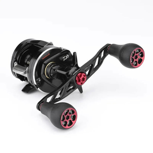 Der Gomexus Crank 120-mm-Griff mit 30-mm-TPE-Knöpfen (7 x 4 mm) ist ein schwarz-rotes Baitcasting-Rollenzubehör von Gomexus mit zwei ergonomischen TPE-Knöpfen und wird auf einem Spulengehäuse vor weißem Hintergrund abgebildet.