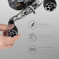 Eine Hand hält einen Gomexus Crank 120mm Griff mit 30mm TPE-Knöpfen (7x4mm). Der leichte 0,51oz/14,6g Griff bietet einen komfortablen, rutschfesten Griff, und TPE-Knöpfe bieten ein besseres Gefühl und eine bessere Haltbarkeit für Ihre Baitcasterrolle als EVA.