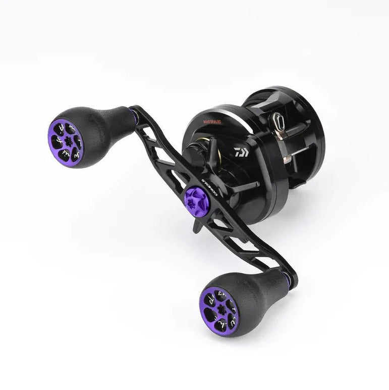 Eine schwarz-violette Baitcaster-Rolle mit einem 120-mm-Griff von Gomexus Crank und 30-mm-TPE-Knöpfen (7 x 4 mm) sowie einem Metallrahmen mit Aussparungen ist auf weißem Hintergrund abgebildet. Marke: Gomexus. Mechanische Komponenten sind sichtbar.