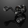 Der Gomexus Crank 120-mm-Griff mit 30-mm-TPE-Knöpfen (7 x 4 mm), abgebildet in Schwarz und Silber, verfügt über zwei ergonomische Knöpfe und erscheint vor einem glänzend schwarzen Hintergrund mit einer subtilen Reflexion darunter.