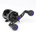 Auf einer weißen Oberfläche wird eine schwarz-violette Baitcasting-Rolle mit einer 120-mm-Griffkurbel (7 x 4 mm) von Gomexus und 30-mm-TPE-Knöpfen mit silbernen Akzenten und Gomexus-Branding präsentiert.