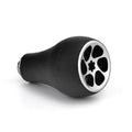 Der Gomexus Crank 120 mm Griff verfügt über 30 mm große schwarze TPE-Knöpfe mit Metallakzenten, eine sternförmige Mitte und fünf abgerundete Löcher. Ideal für die individuelle Gestaltung von Baitcasterrollen oder die Verwendung mit anderen Gomexus Griffen. Auf weißem Hintergrund fotografiert.