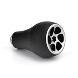 Der Gomexus Crank 120 mm Griff verfügt über 30 mm große schwarze TPE-Knöpfe mit Metallakzenten, eine sternförmige Mitte und fünf abgerundete Löcher. Ideal für die individuelle Gestaltung von Baitcasterrollen oder die Verwendung mit anderen Gomexus Griffen. Auf weißem Hintergrund fotografiert.