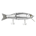Der Gomexus Cyberbait 240 von Gomexus ist ein silberner, fischförmiger, gegliederter Swimbait mit segmentiertem Körper, gelbem und schwarzem Auge, durchsichtiger Kunststofflippe und zwei Drillingshaken darunter.