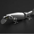 Der Gomexus Cyberbait 240 von Gomexus ist ein silberner, gegliederter Swimbait in Fischform mit zwei Drillingshaken, präzisions-CNC-gefrästem Körper und durchsichtiger Kunststofflippe, abgebildet auf schwarzem Untergrund.