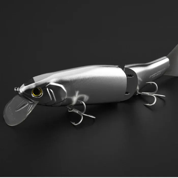 Der Gomexus Cyberbait 240 von Gomexus ist ein silberner, gegliederter Swimbait in Fischform mit zwei Drillingshaken, präzisions-CNC-gefrästem Körper und durchsichtiger Kunststofflippe, abgebildet auf schwarzem Untergrund.