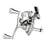 Der Gomexus Doppelgriff 98 mm mit T20-Knöpfen von Gomexus verfügt über ein elegantes silbernes Finish, einen gebogenen Griff, ein schwarzes Etikett und ist für zusätzliche Stabilität aus langlebiger 7075-Aluminiumlegierung gefertigt, abgebildet vor einem schlichten weißen Hintergrund.