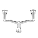 Der Gomexus Double Handle 98 mm mit T20-Knöpfen ist ein silberner Angelrollenknopf mit zwei Griffen aus 7075-Aluminiumlegierung mit ergonomischen Griffen und polierter Oberfläche – perfekt für Daiwa-Angelrollen.