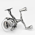Eine Nahaufnahme des Gomexus Double Handle 98 mm mit T20-Knöpfen für Daiwa-Rollen mit schlankem Metalldesign und Doppelgriffen von Gomexus, schräg vor einem weißen Hintergrund fotografiert, um die mechanischen Details hervorzuheben.