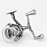 Eine Nahaufnahme des Gomexus Double Handle 98 mm mit T20-Knöpfen für Daiwa-Rollen mit schlankem Metalldesign und Doppelgriffen von Gomexus, schräg vor einem weißen Hintergrund fotografiert, um die mechanischen Details hervorzuheben.