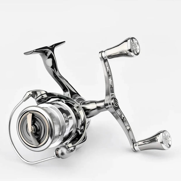 Eine Nahaufnahme des Gomexus Double Handle 98 mm mit T20-Knöpfen für Daiwa-Rollen mit schlankem Metalldesign und Doppelgriffen von Gomexus, schräg vor einem weißen Hintergrund fotografiert, um die mechanischen Details hervorzuheben.