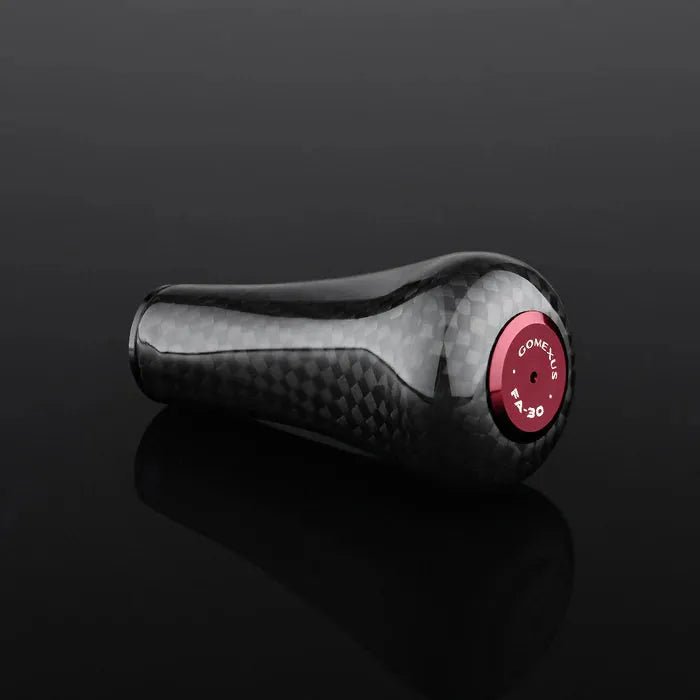 Der Gomexus FA30 Carbon-Knopf in Schwarz besticht durch eine Toray-Carbon-Textur auf dunkler Oberfläche. Eine rote Endkappe mit weißem, kreisförmigem Text verleiht dem Knauf einen hochwertigen Touch und spiegelt die Qualität und den Stil von Gomexus wider.
