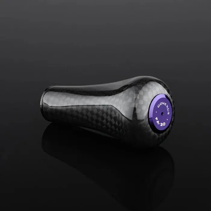 Ein schwarzer, strukturierter, konischer Gomexus FA30 Carbon-Knopf mit einer violetten runden Kappe und weißem Text liegt auf einer glänzend schwarzen Oberfläche.