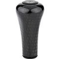 Der Gomexus FA30 Carbon Knob von Gomexus ist ein schwarzer Schaltknauf aus Toray-Kohlefaser mit strukturiertem, gewebtem Muster und abgerundeter Oberseite mit Text und Symbolen für die Gangpositionen.