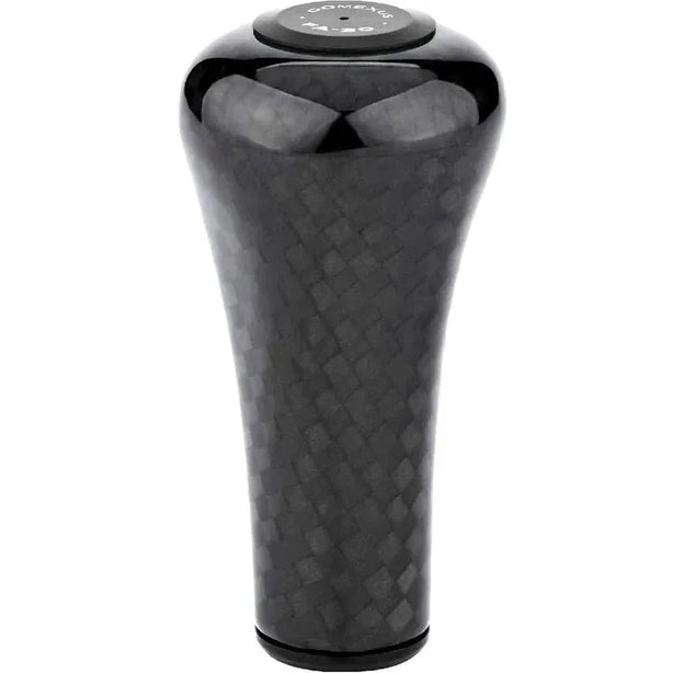 Der Gomexus FA30 Carbon Knob von Gomexus ist ein schwarzer Schaltknauf aus Toray-Kohlefaser mit strukturiertem, gewebtem Muster und abgerundeter Oberseite mit Text und Symbolen für die Gangpositionen.