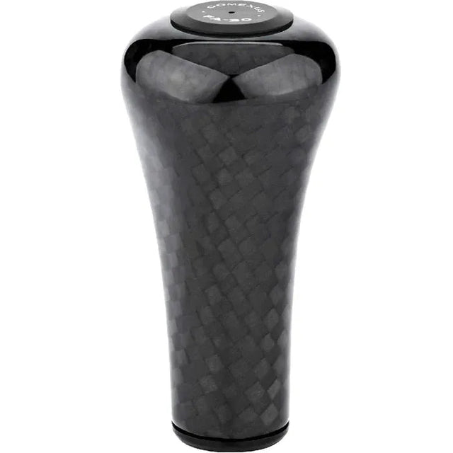Der Gomexus FA30 Carbon Knob von Gomexus ist ein schwarzer Schaltknauf aus Toray-Kohlefaser mit strukturiertem, gewebtem Muster und abgerundeter Oberseite mit Text und Symbolen für die Gangpositionen.