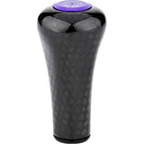 Der Gomexus FA30 Carbon Knob von Gomexus besticht durch sein schwarzes, strukturiertes Toray-Carbonfaser-Design mit einer violetten, runden Oberseite mit weißem Text. Seine glatte, konische Form verleiht Ihrer Angelrolle Stil und Haltbarkeit.