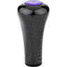 Der Gomexus FA30 Carbon Knob von Gomexus besticht durch sein schwarzes, strukturiertes Toray-Carbonfaser-Design mit einer violetten, runden Oberseite mit weißem Text. Seine glatte, konische Form verleiht Ihrer Angelrolle Stil und Haltbarkeit.