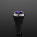 Der Gomexus FA30 Carbon Knob von Gomexus ist ein schwarzer Toray-Carbonfaser-Schaltknauf mit glänzender Oberfläche und einer violetten runden Oberseite mit weißem Text auf einem schwarzen Hintergrund.