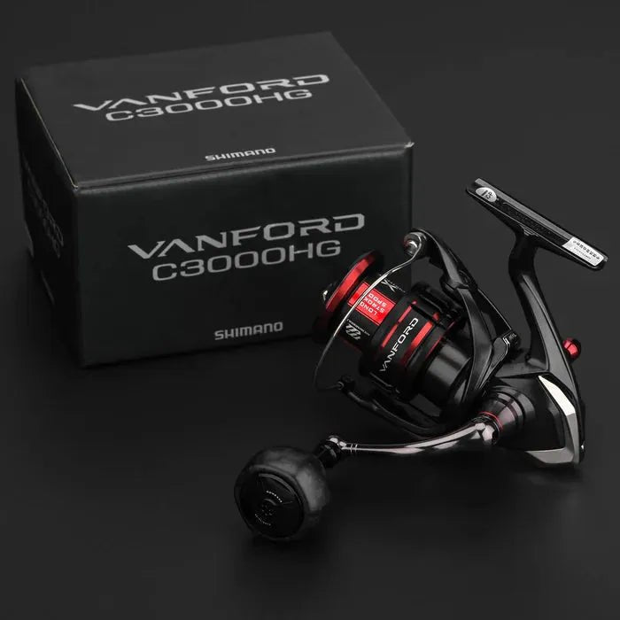 Ein Gomexus FA38S Carbon-Knopf 38 mm von Gomexus ist auf einer dunklen Oberfläche neben seiner schwarzen Kartonverpackung abgebildet, auf der der Produktname und die Marke in weißer Schrift stehen.